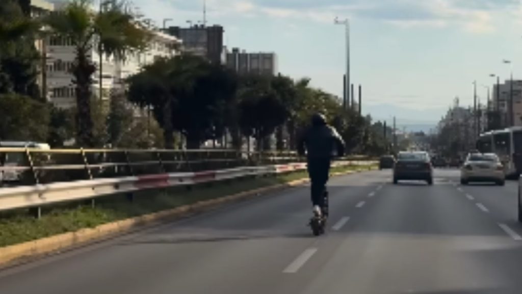 Ηλεκτρικό πατίνι κινείται στην αριστερή λωρίδα της λεωφόρου Συγγρού – Δείτε βίντεο