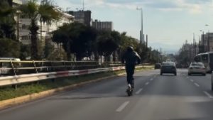Ηλεκτρικό πατίνι κινείται στην αριστερή λωρίδα της λεωφόρου Συγγρού – Δείτε βίντεο