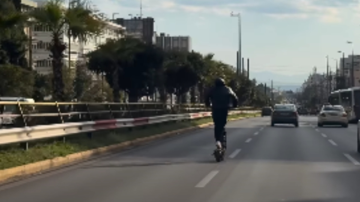 Ηλεκτρικό πατίνι κινείται στην αριστερή λωρίδα της λεωφόρου Συγγρού – Δείτε βίντεο