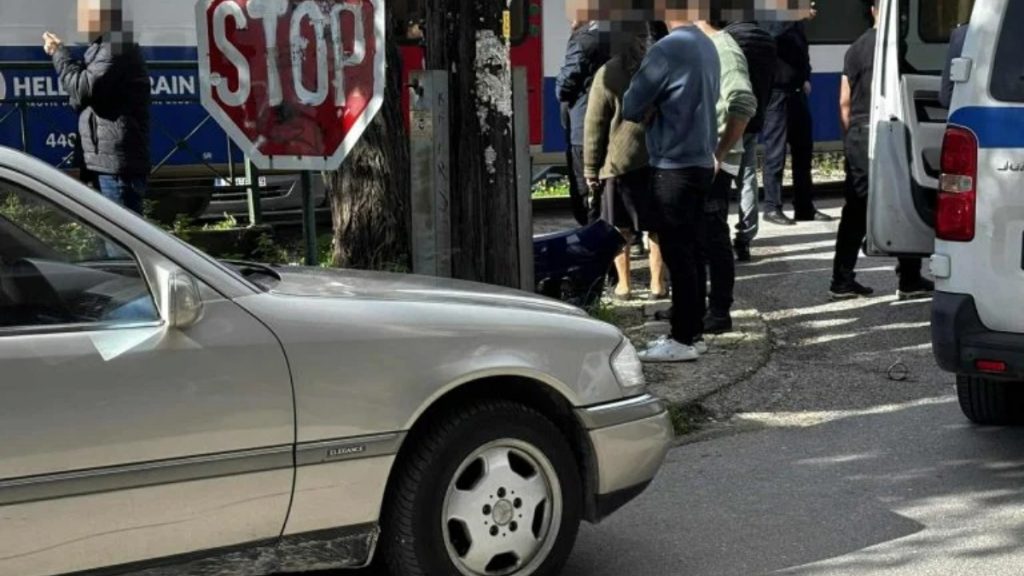 Πάτρα: Τρένο έπεσε σε παρκαρισμένο αυτοκίνητο πάνω στις γραμμές