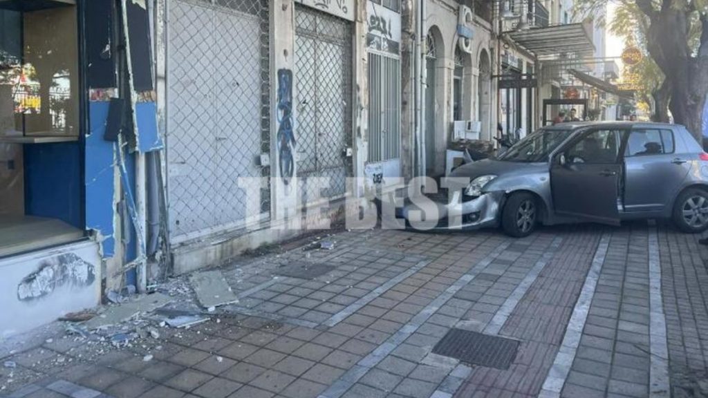 Τροχαίο στην Πάτρα: Αυτοκίνητο “καβάλησε” πεζοδρόμιο και κατέληξε στην είσοδο κτηρίου (φωτογραφίες)