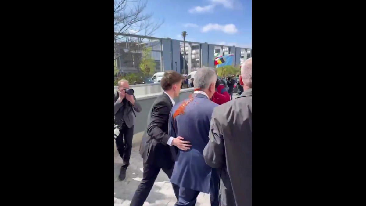 Ρεζά Παχλαβί: Δέχθηκε επίθεση με κόκκινη μπογιά στο Βερολίνο (Βίντεο)