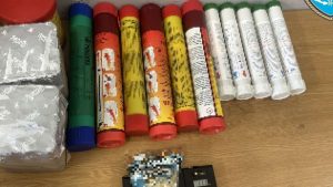 Πειραιάς: Συνελήφθη 25χρονος για ναρκωτικά και πυροτεχνήματα – Κατασχέθηκαν ναυτικές ρουκέτες και καπνογόνα χειρός