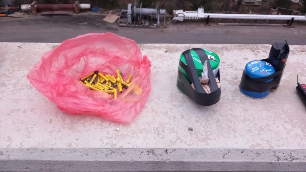 Πειραιάς: Έριξαν κροτίδες σε λεωφορείο εν κινήσει – Μία σύλληψη, κατασχέθηκαν εκρηκτικοί μηχανισμοί και γκαζάκια