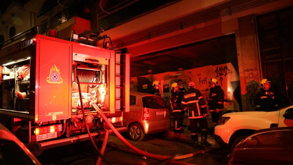 Μοσχάτο: Βαν και τροχόσπιτο τυλίχθηκαν στις φλόγες – Εξετάζεται το σενάριο του εμπρησμού