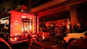 Μοσχάτο: Βαν και τροχόσπιτο τυλίχθηκαν στις φλόγες – Εξετάζεται το σενάριο του εμπρησμού