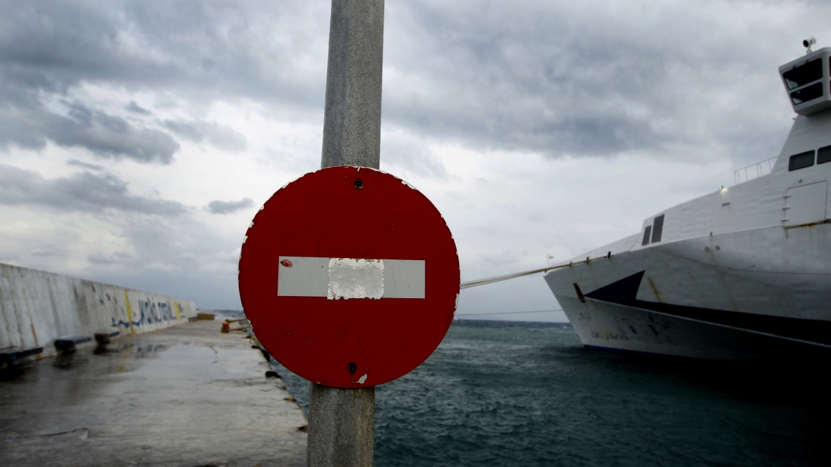 Τροποποιήσεις στα δρομολόγια των πλοίων από Πειραιά – Σε ισχύ τα απαγορευτικά σε Ραφήνα και Λαύριο