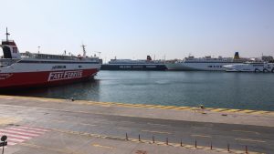 Πειραιάς: Επανεκκινούν μετά τις 9 το πρωί τα δρομολόγια από το λιμάνι – Δεμένα τα πλοία σε Ραφήνα και Λαύριο