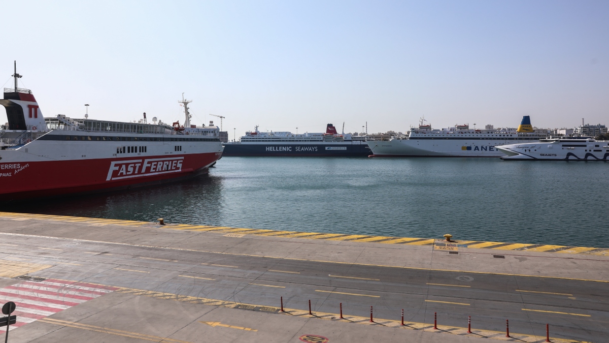 Πειραιάς: Επανεκκινούν μετά τις 9 το πρωί τα δρομολόγια από το λιμάνι – Δεμένα τα πλοία σε Ραφήνα και Λαύριο