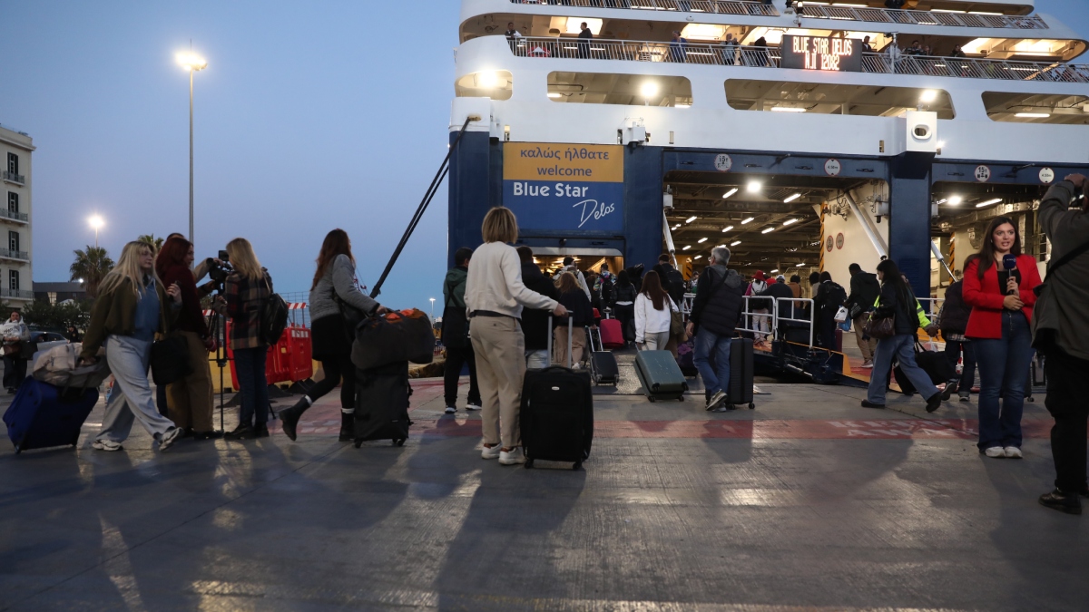 Κορυφώνεται η έξοδος του Πάσχα – Αυξημένη κίνηση στα λιμάνια – Κικίλιας: “Με ασφάλεια και τάξη θα ταξιδέψουμε και θα επιστρέψουμε”