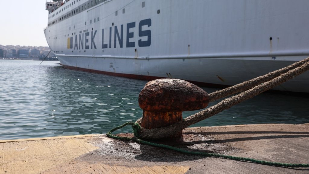 Δεμένα τα πλοία στα λιμάνια την Πρωτομαγιά – 24ωρη απεργία της ΠΝΟ