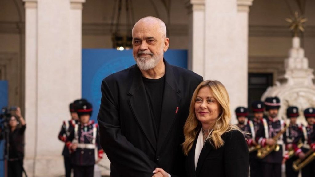 Ράμα: Γονάτισε ξανά μπροστά στη Μελόνι – Το στιλ και η κίνηση που σχολιάστηκαν (Βίντεο)