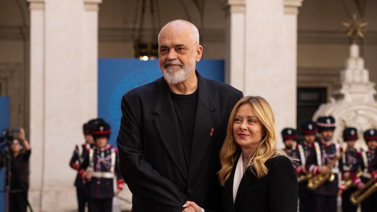 Ράμα: Γονάτισε ξανά μπροστά στη Μελόνι – Το στιλ και η κίνηση που σχολιάστηκαν (Βίντεο)