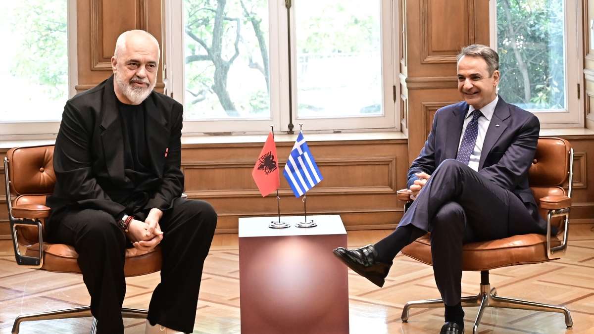 Με… χαλαρό ντύσιμο ο Ράμα στο Μαξίμου – “Δεν περίμενα τόσο επίσημη υποδοχή”