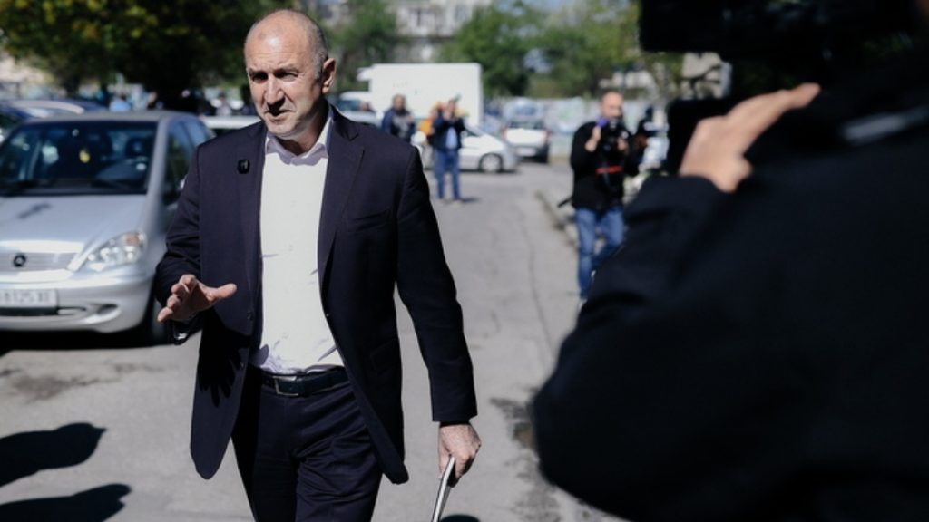 Ρούμεν Ράντεφ: Ποιος είναι ο φιλορώσος πολιτικός που κέρδισε τις εκλογές στη Βουλγαρία