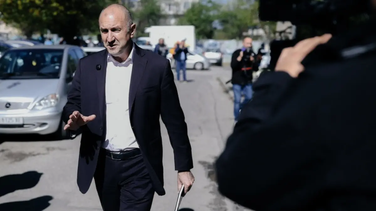 Ρούμεν Ράντεφ: Ποιος είναι ο φιλορώσος πολιτικός που κέρδισε τις εκλογές στη Βουλγαρία