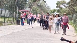 Οι “ερυθρόλευκες” προτιμήσεις των οπαδών της Ράγιο Βαγιεκάνο και το συρτάκι στο κέντρο της Αθήνας (βίντεο)