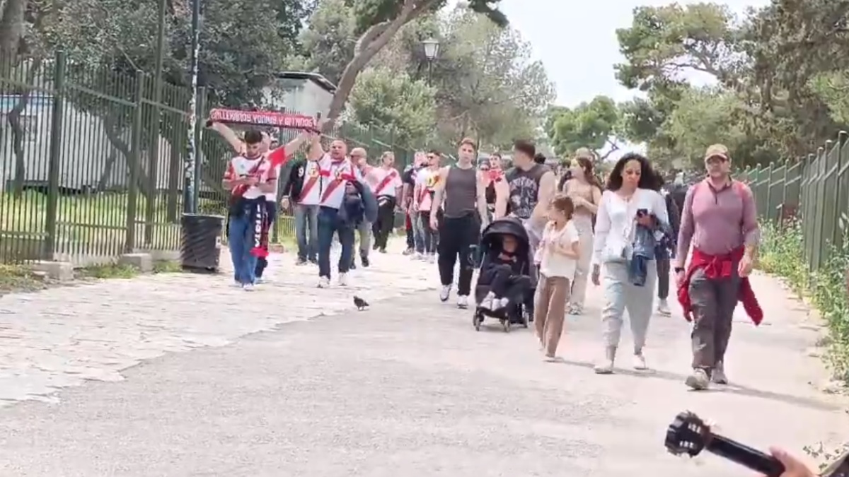 Οι “ερυθρόλευκες” προτιμήσεις των οπαδών της Ράγιο Βαγιεκάνο και το συρτάκι στο κέντρο της Αθήνας (βίντεο)