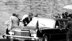 Ιστορικό deja vu στο Χίλτον: Οι πυροβολισμοί που ξύπνησαν μνήμες από την απόπειρα δολοφονίας του Ρόναλντ Ρίγκαν