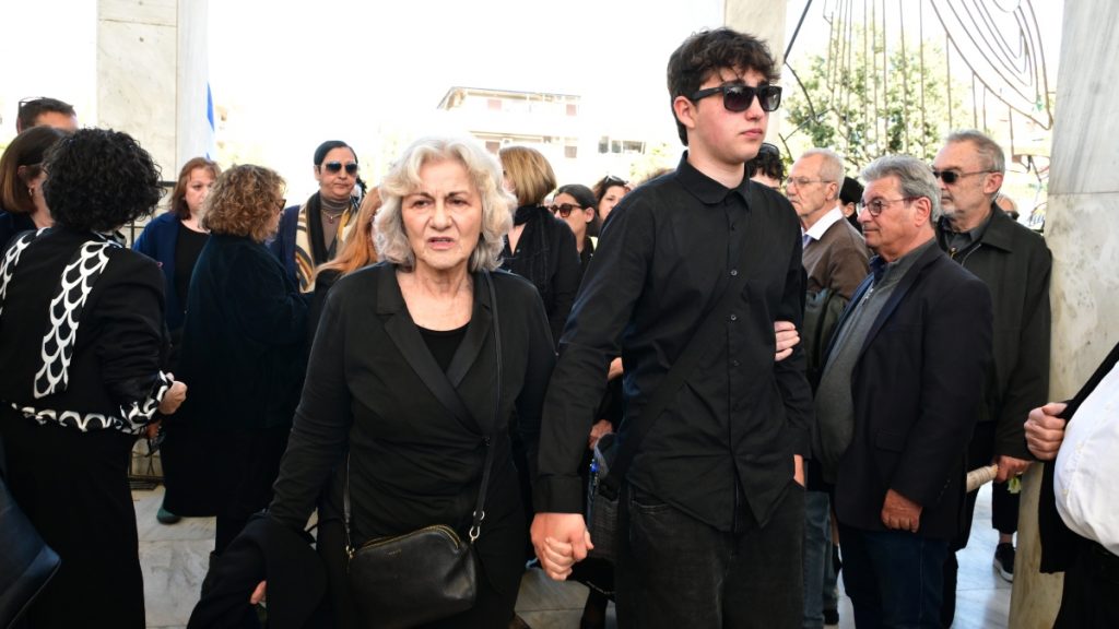 Σε βαρύ κλίμα η κηδεία του γιου της Θεανώς Φωτίου, Βασίλη Ρίζου (φωτογραφίες)
