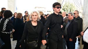 Σε βαρύ κλίμα η πολιτική κηδεία του γιου της Θεανώς Φωτίου, Βασίλη Ρίζου – Ράκος η πρώην υπουργός (φωτογραφίες)