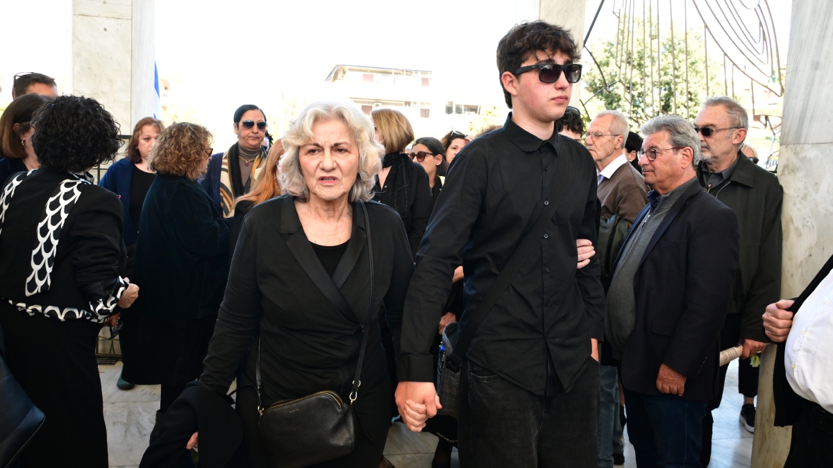 Σε βαρύ κλίμα η πολιτική κηδεία του γιου της Θεανώς Φωτίου, Βασίλη Ρίζου – Ράκος η πρώην υπουργός (φωτογραφίες)