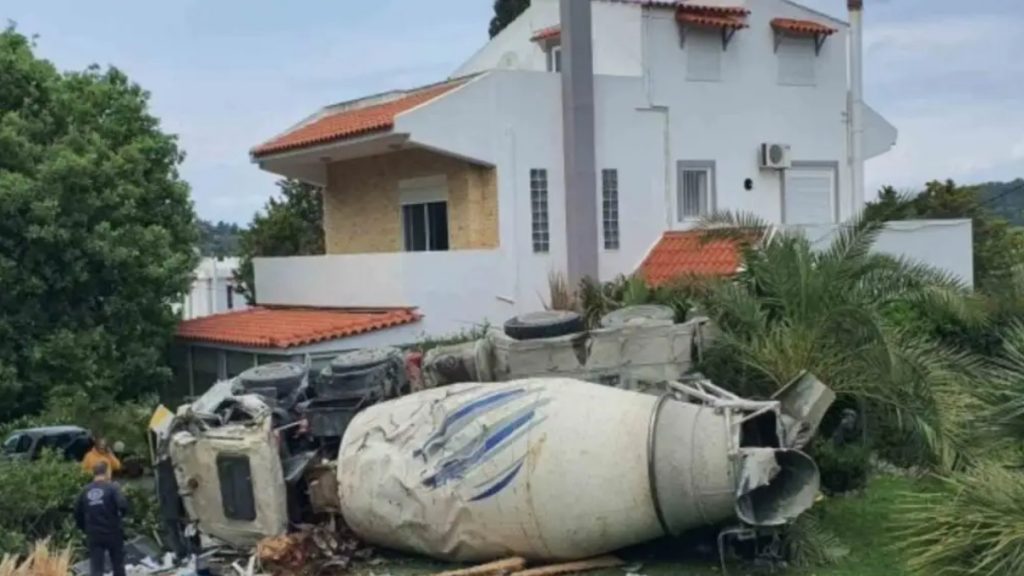 Ρόδος: Μπετονιέρα εκτός ελέγχου «μπήκε» σε αυλή και αναποδογύρισε