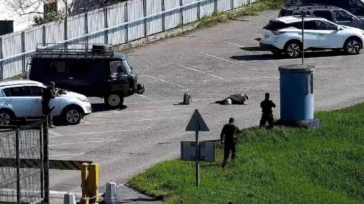 Ρωσία: Χειροπέδες σε 57χρονη Γερμανίδα με βόμβα έξω από αστυνομικό κτίριο (Βίντεο)