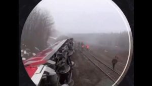 Ρωσία: Εκτροχιάστηκε τρένο στην γραμμή που συνδέει τη Μόσχα με τα Ουράλια Όρη – 22 τραυματίες (βίντεο)