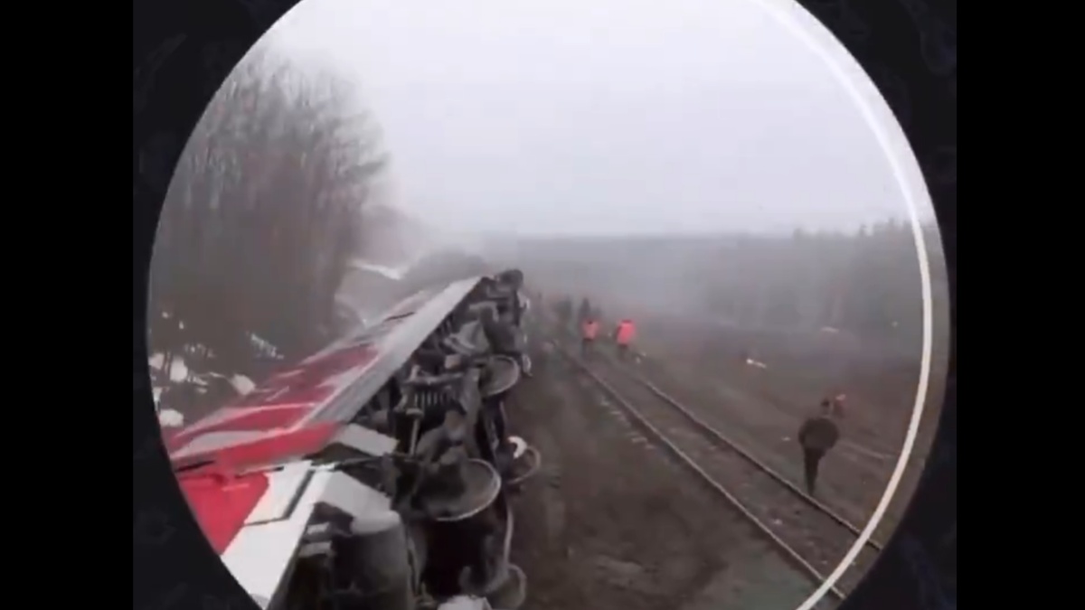 Ρωσία: Εκτροχιάστηκε τρένο στην γραμμή που συνδέει τη Μόσχα με τα Ουράλια Όρη – 22 τραυματίες (βίντεο)