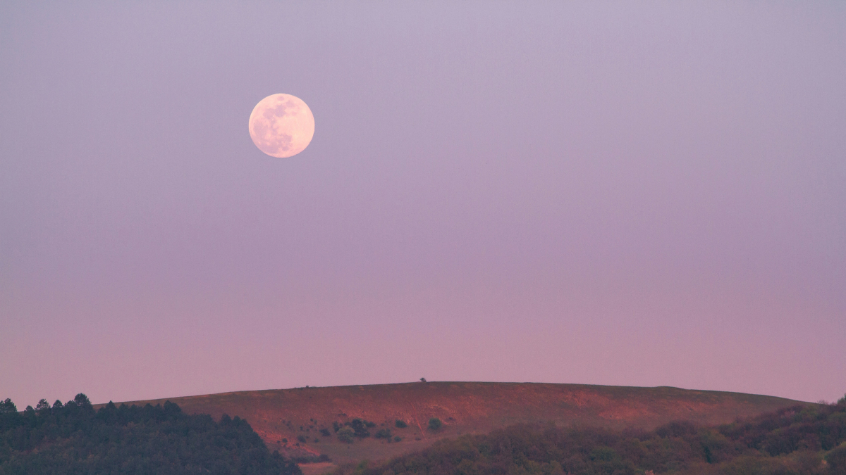 Ροζ πανσέληνος Απριλίου 2026: Πότε θα δούμε το εντυπωσιακό φεγγάρι – Γιατί ονομάζεται έτσι