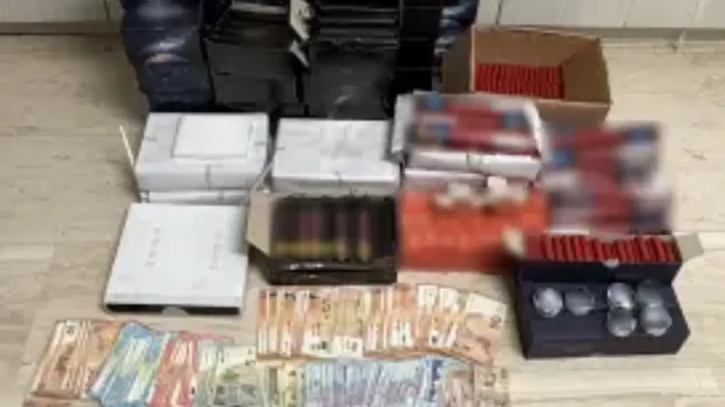 Σαλαμίνα: Χειροπέδες σε 5 άτομα που είχαν πάνω από 2.000 κροτίδες και φωτοβολίδες (βίντεο+φωτογραφίες)