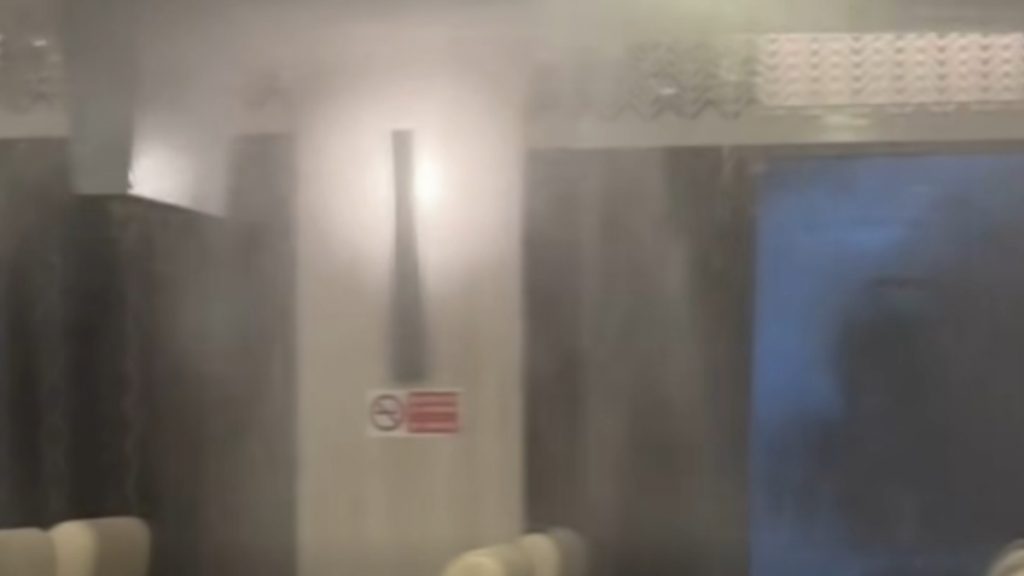 Νέα βίντεο από το “Νήσος Σάμος”: Χάος μετά την ενεργοποίηση του συστήματος πυρόσβεσης λόγω τσιγάρου