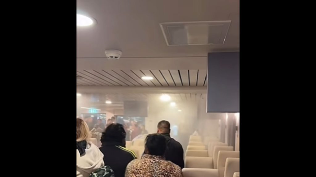 “Νήσος Σάμος”: Χάος μετά την ενεργοποίηση του συστήματος πυρόσβεσης λόγω τσιγάρου (βίντεο)