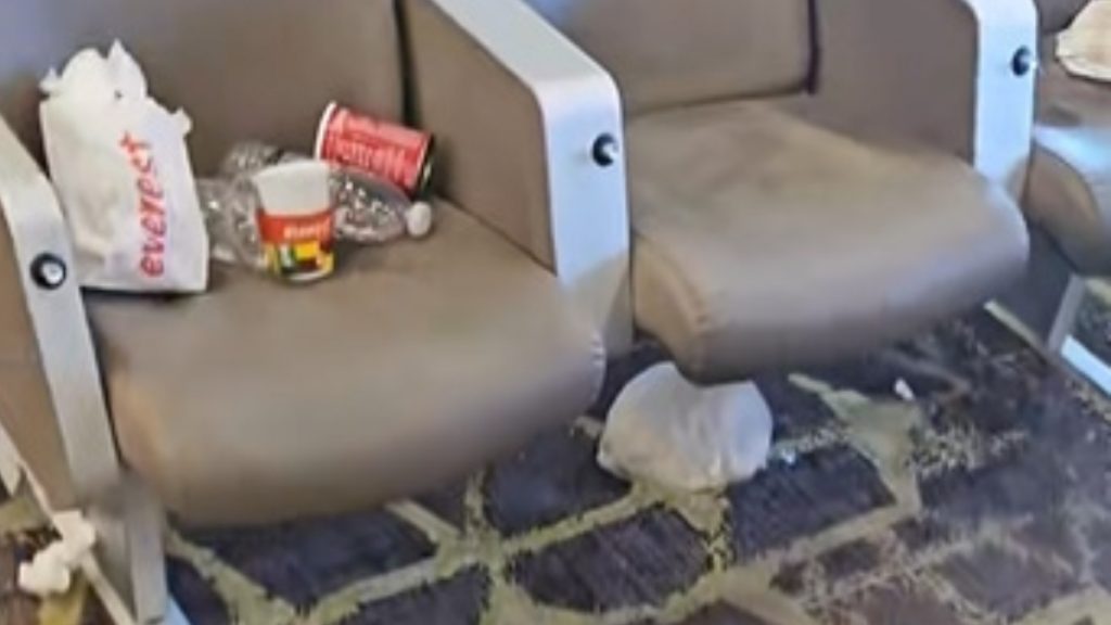 “Νήσος Σάμος”: Εικόνες απόλυτου χάους μετά την αποβίβαση των επιβατών – Δείτε βίντεο