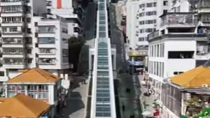 Στην Κίνα η μεγαλύτερη σκάλα του κόσμου – Έχει μήκος 914 μέτρα και χρειάζονται πάνω από 20 λεπτά για να φτάσει κανείς στην κορυφή (βίντεο)