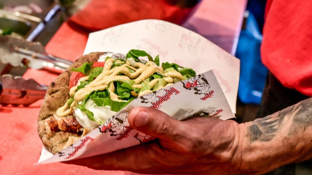 Είδος πολυτελείας το σουβλάκι – Έως και πέντε ευρώ ένα πιτόγυρο – Υπερδιπλασιάστηκε η τιμή του μέσα σε 6 χρόνια