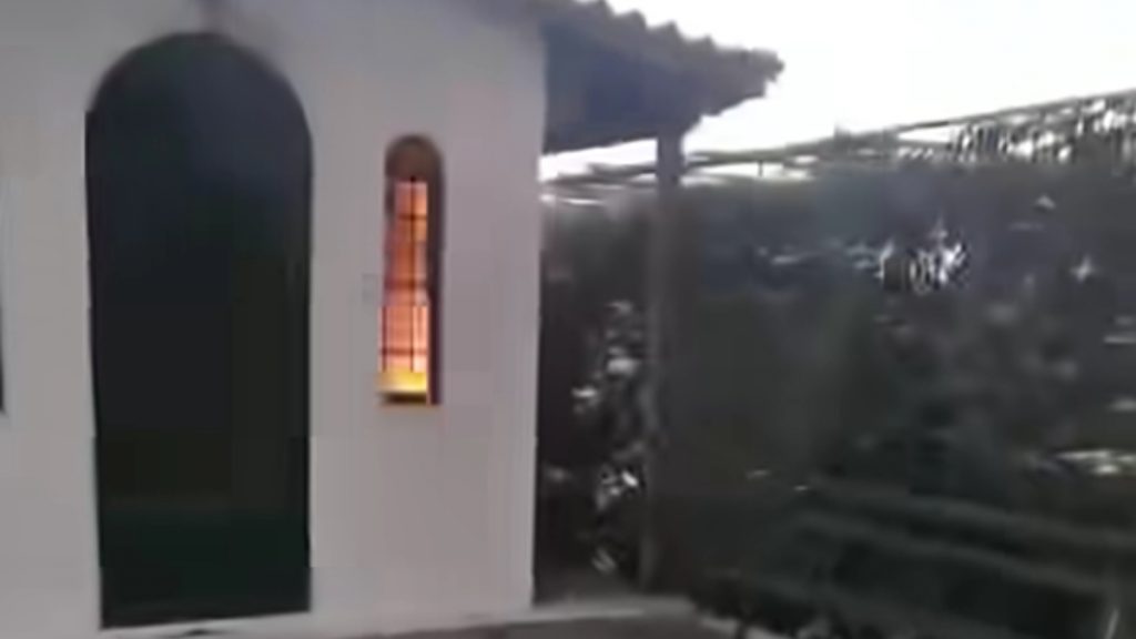 Η στιγμή που τυλίγεται στις φλόγες το εκκλησάκι του Αγίου Γεωργίου στα Σπάτα (Βίντεο)