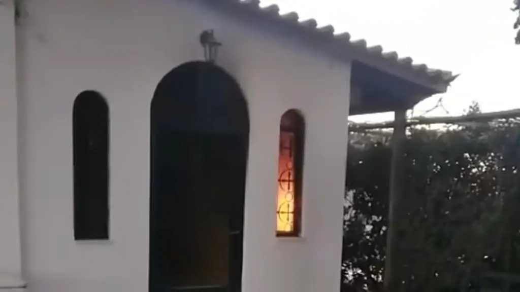 Η στιγμή που τυλίγεται στις φλόγες το εκκλησάκι του Αγίου Γεωργίου στα Σπάτα (Εικόνες & Βίντεο)