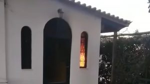Η στιγμή που τυλίγεται στις φλόγες το εκκλησάκι του Αγίου Γεωργίου στα Σπάτα (Εικόνες & Βίντεο)