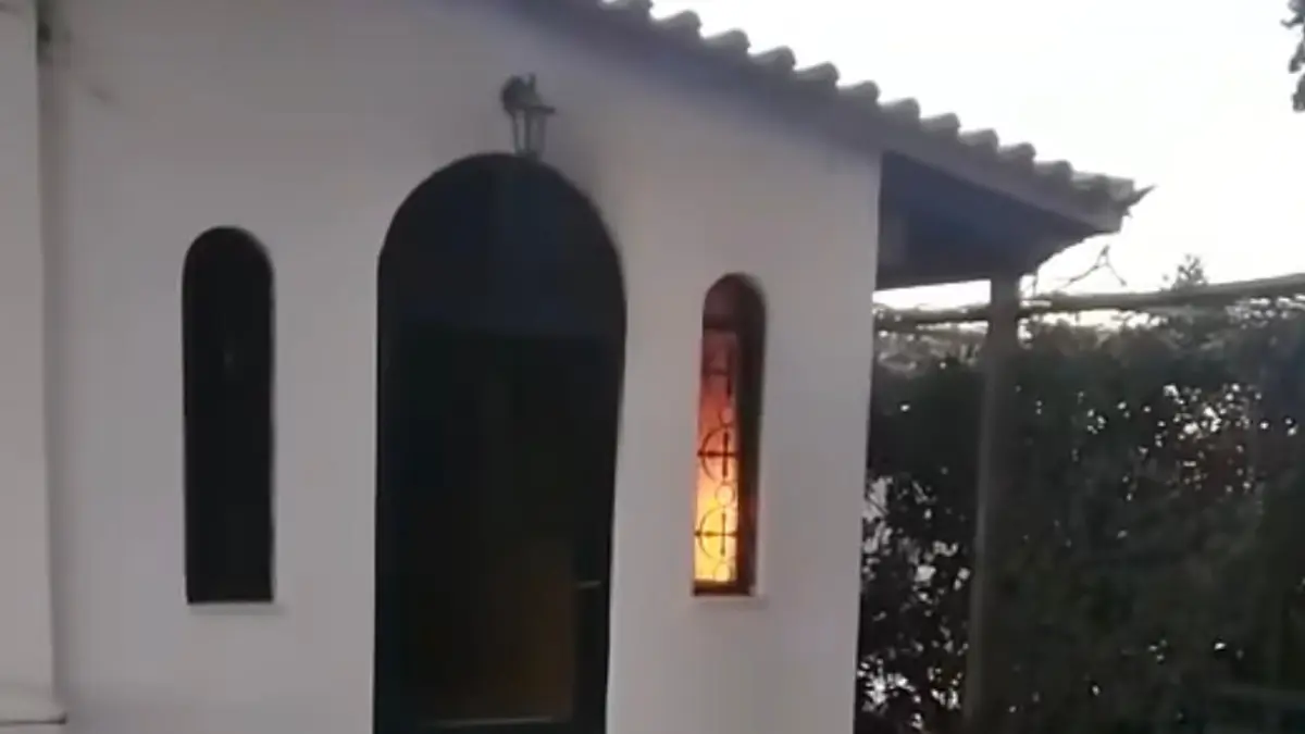 Η στιγμή που τυλίγεται στις φλόγες το εκκλησάκι του Αγίου Γεωργίου στα Σπάτα (Εικόνες & Βίντεο)