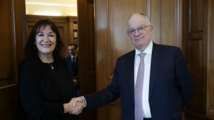 Συνάντηση Τασούλα με την επίτροπο για τη Μεσόγειο, αρμόδια και για θέματα δημογραφίας
