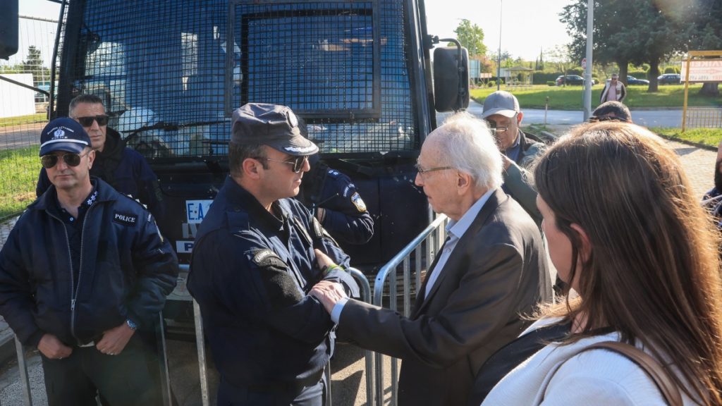 Δίκη για τα Τέμπη: Νίκος και Ζωή Κωνσταντοπούλου διαμαρτυρήθηκαν για την αναμμένη μηχανή της κλούβας την ώρα που έκαναν δηλώσεις