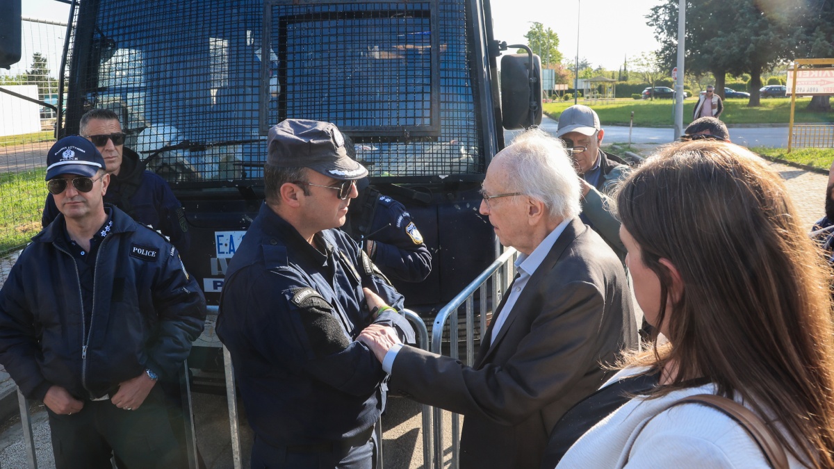 Δίκη για τα Τέμπη: Νίκος και Ζωή Κωνσταντοπούλου διαμαρτυρήθηκαν για την αναμμένη μηχανή της κλούβας την ώρα που έκαναν δηλώσεις