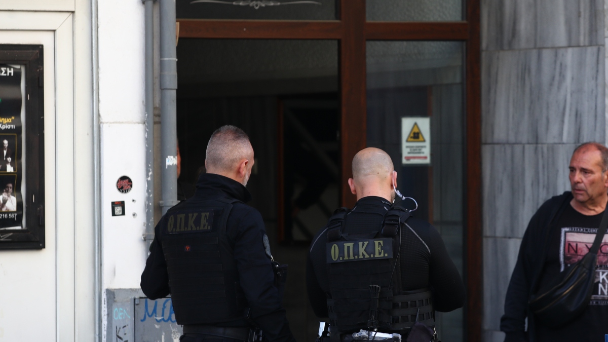 Λήξη συναγερμού στη Θεσσαλονίκη – Απομακρύνθηκε ο 20χρονος που πετούσε αντικείμενα από μπαλκόνι (Βίντεο)