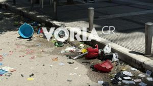 Θεσσαλονίκη: Συνελήφθη η μητέρα του 5χρονου που πετούσε για μία ώρα πράγματα από το μπαλκόνι – Από νερό μέχρι ηλεκτρική σκούπα