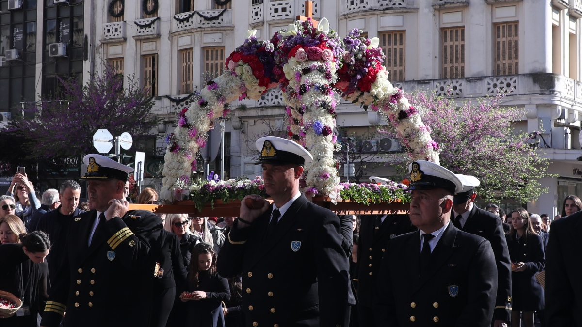 Θεσσαλονίκη: Σε κλίμα κατάνυξης η πρώτη περιφορά Επιταφίου από τον Άγιο Μηνά