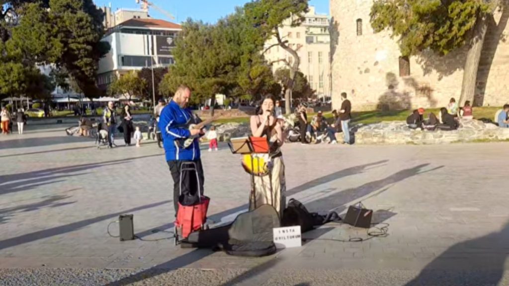 Θεσσαλονίκη: Πρόστιμο 300 ευρώ σε μουσικούς του δρόμου για χρήση ενισχυτών και μικροφώνου (βίντεο)