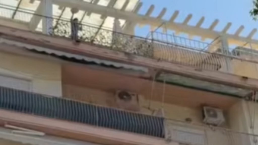 Θεσσαλονίκη: Παιδί πετάει αντικείμενα από τον 6ο όροφο διαμερίσματος – Από την ταράτσα μπήκαν οι αστυνομικοί (βίντεο)