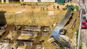 Θεσσαλονίκη: Μία σύλληψη μετά την κατάρρευση τοιχίου στους Στάβλους Παπάφη – ΙΧ βρέθηκε στο κενό (βίντεο)